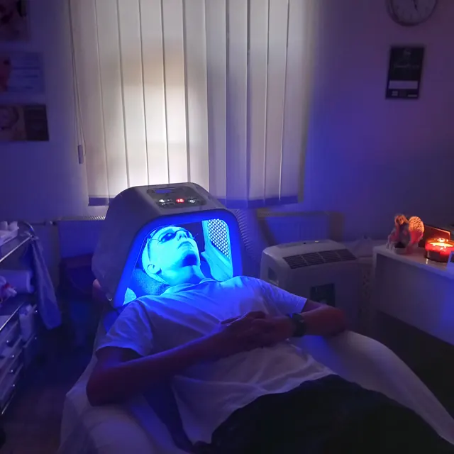 Ošetrovňa salónu Svet Krásy – klientka pod LED maskou