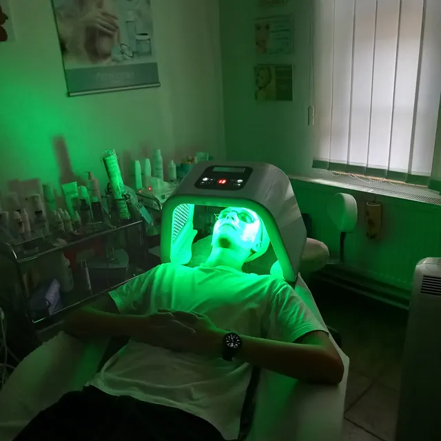 Ošetrovňa salónu Svet Krásy s klientkou počas LED terapie