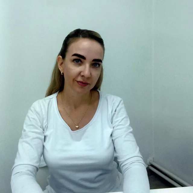 Mgr. Zuzana Machovičová za stolom v salóne Svet Krásy